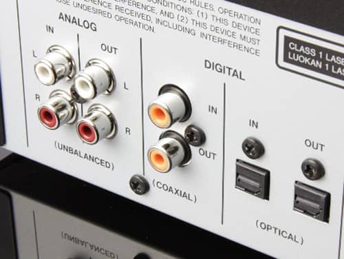 Le Tascam CD-RW900SX offre des entrées analogiques sur connecteur RCA ainsi que des entrées numériques S/PDIF de type coaxial et optique
