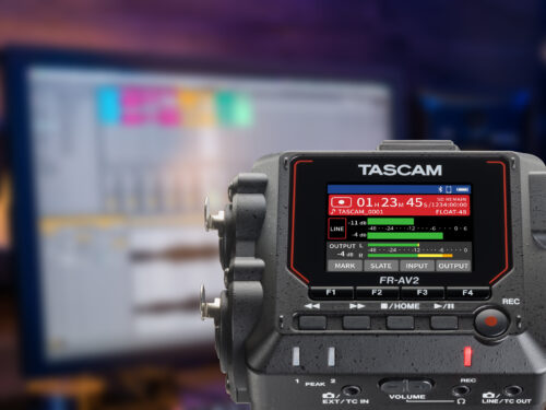 Logiciel de station de travail audio visible en arrière-plan d’un enregistreur audio professionnel Tascam FR-AV2.